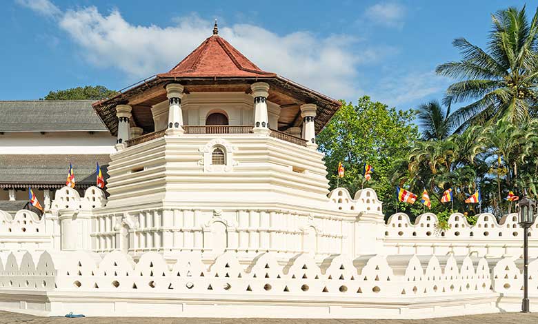 sri-lanka-temple-sacred-tooth-relic-is-buddhist-temple-kandy