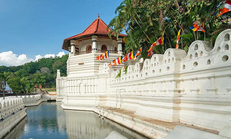 temple-sacred-tooth-relic-is-buddhist-temple-kandy